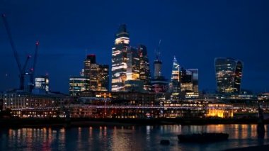 Londra 'nın şehir merkezi, İngiltere' de. Şehir merkezindeki gökdelenler, Thames Nehri üzerinde Milenyum Köprüsü olan, bir sürü aydınlatma.