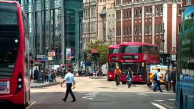 LONDON, UNITED KINGDOM - 14 Eylül 2023: Yürüyen insanlar, hareket halindeki arabalar ve otobüsler, klasik ve modern binalar