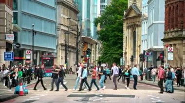 LONDON, UNITED KINGDOM - 14 Eylül 2023: Yürüyen insanlar, hareket halindeki arabalar ve otobüsler, klasik ve modern binalar