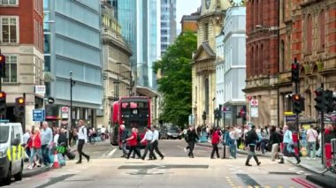 LONDON, UNITED KINGDOM - 14 Eylül 2023: Yürüyen insanlar, hareket halindeki arabalar ve otobüsler, klasik ve modern binalar