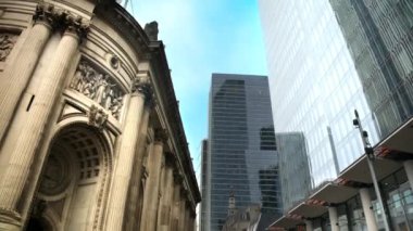 LONDON, UNITED KINGDOM - 14 Eylül 2023: Şehrin klasik ve modern binaları, hareket halindeki arabalar ve insanlar ile sokak manzarası