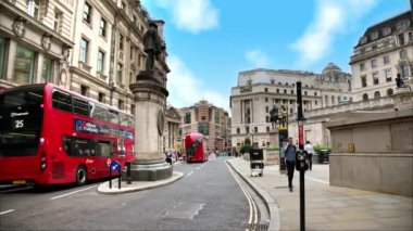 LONDON, UNITED KINGDOM - 14 Eylül 2023: James Henry Greathead heykeli ile Bank Junction 'ın görüntüsü Royal Exchange yakınlarında, yürüyen insanlar ve hareket eden arabalar