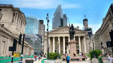 LONDON, UNITED KINGDOM - 14 Eylül 2023: Wellington Dükü 'nün tarihi binası ve binicilik heykeli arka planda gökdelenler