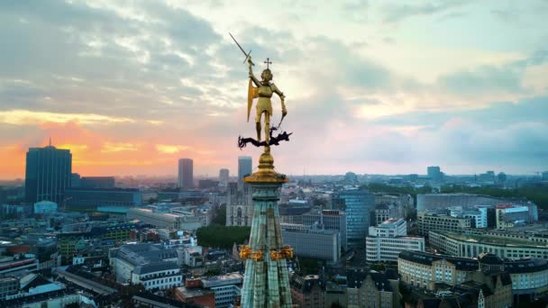 Вид Воздушного Дрона Статую Святого Михаила Шпиле Брюссельской Ратуши Закате — стоковое видео