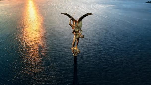 Воздушный Беспилотник Статуей Архангела Михаила Вершине Шпиля Мон Сен Мишель — стоковое видео