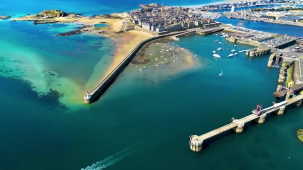 Luftaufnahme Von Saint Malo Frankreich Seehafen Mit Festgemachten Und Schwimmenden — Stockvideo