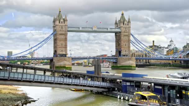 联合王国伦敦 2023年9月12日 泰晤士河与塔桥和其他系泊和浮动船只的景观 — 图库视频影像