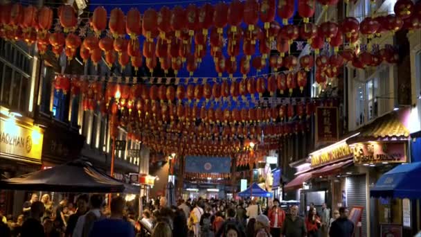 2023年9月12日 唐人街的夜景 行人街 咖啡馆 灯火通明的中国装饰 — 图库视频影像