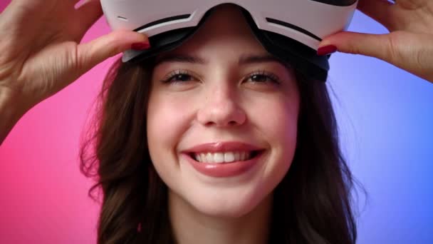 Junge Lächelnde Frau Trainingsanzug Setzt Virtual Reality Headset Auf Und — Stockvideo