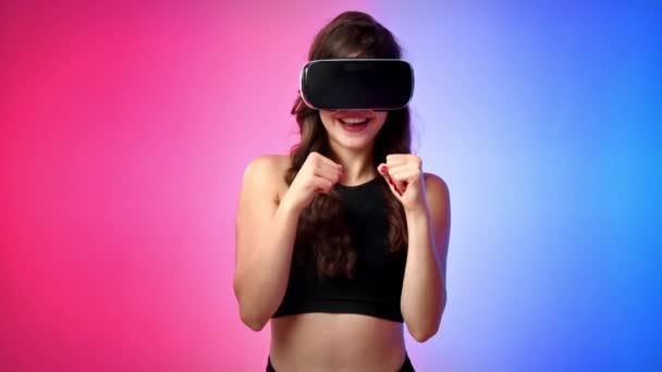 Joven Mujer Sonriente Chándal Realidad Virtual Auriculares Haciendo Ejercicios Boxeo — Vídeos de Stock