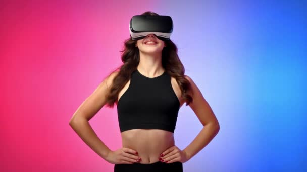 Joven Mujer Sonriente Chándal Realidad Virtual Auriculares Mirando Alrededor Estudio — Vídeo de stock