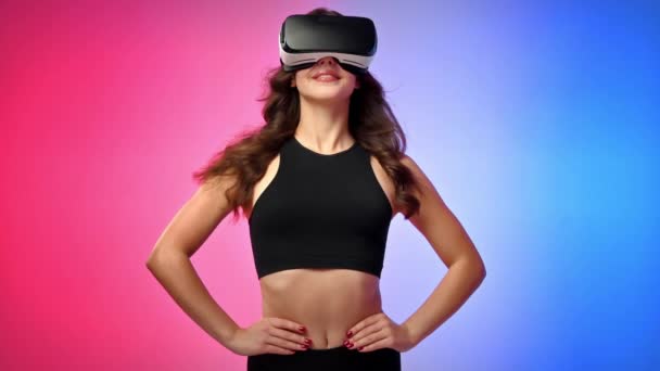 Ung Leende Kvinna Träningsoverall Virtuell Verklighet Headset Poserar Studio Med — Stockvideo