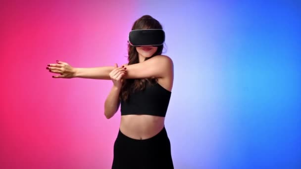 Mujer Joven Sonriente Chándal Realidad Virtual Auriculares Haciendo Ejercicios Estudio — Vídeos de Stock