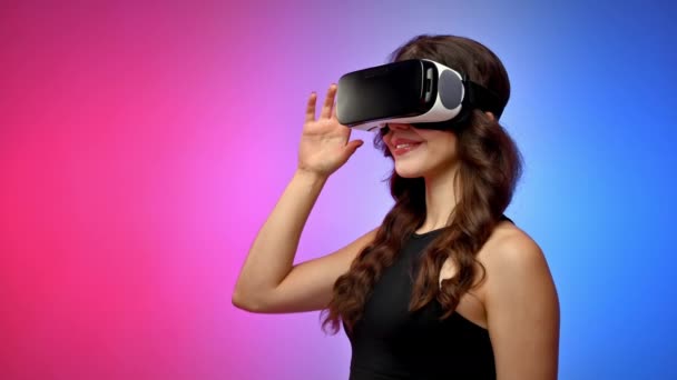 Joven Mujer Sonriente Chándal Que Pone Usa Auriculares Realidad Virtual — Vídeo de stock