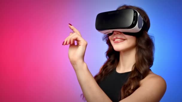 Joven Mujer Sonriente Chándal Usando Auriculares Realidad Virtual Estudio Con — Vídeo de stock