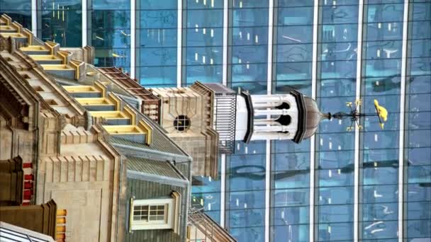 Вертикальный Вид Классического Здания Современным Небоскребом Заднем Плане Районе Лондон — стоковое видео