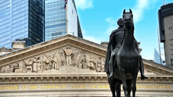 View Royal Exchange Historical Building Equestrian Statue Duke Wellington Located — Stock Video