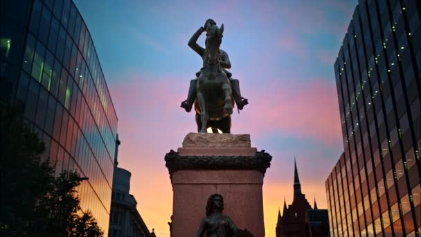 英国伦敦日落时的阿尔贝王子马术雕像 周围的现代建筑 背景是夕阳的天空 — 图库视频影像