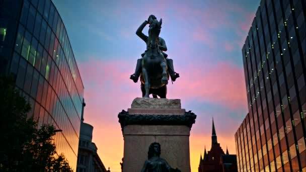 Prince Albert Equestrian Statue Sunset London United Kingdom Modern Buildings — Stock Video