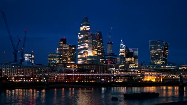 伦敦市中心的城市景观在晚上 城市地区的摩天大楼 泰晤士河 上面有千禧桥 照明充足 — 图库视频影像