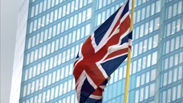 Nära Bild Flaggan Storbritannien Med Skyskrapa Bakgrunden London Centrum Långsamma — Stockvideo