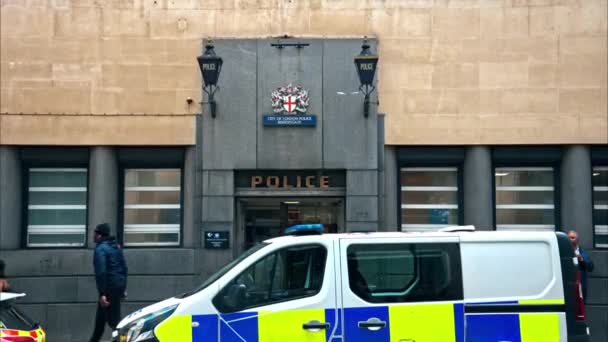ロンドン ユニテッド キングダム セプター14 2023 市街地の前でパトロールカーを搭載した警察署の様子 — ストック動画