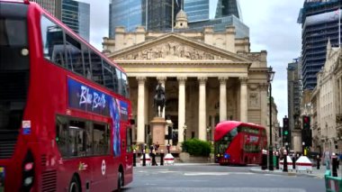 LONDON, UNITED KINGDOM - 14 Eylül 2023: Wellington 'daki Royal Exchange tarihi binası ve Binicilik Heykeli, yürüyen insanlar ve hareket halindeki arabalar