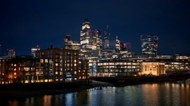 Londra 'nın şehir merkezi geceleyin, Birleşik Krallık. Şehir merkezindeki gökdelenler ve diğer binalar, Thames Nehri, bir sürü aydınlatma.