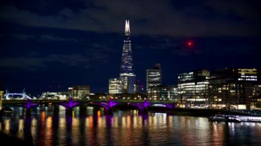 Londra 'nın şehir merkezi geceleyin, Birleşik Krallık. Çömlek gökdeleni ve diğer binalar, Thames Nehri, bir sürü aydınlatma.