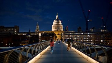 LONDRA, BİRLİK KINGDOM - 14 Eylül 2023: Milenyum Köprüsü 'nden şehir merkezindeki Saint Paul Katedrali' nin görüntüsü