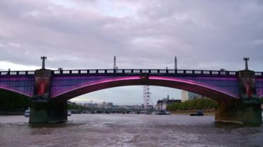 Günbatımında Thames Nehri 'nde yüzen bir tekneden Londra manzarası, İngiltere. Lambeth Köprüsü, Westminster ve Londra 'nın gözü arka planda