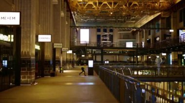 LONDON, BİRLİK KINGDOM - 13 Eylül 2023: Farklı dükkanları ve aydınlığı olan, yürüyen insanları olan bir alışveriş merkezi manzarası