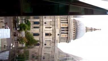 LONDON, UNITED KINGDOM - 13 Eylül 2023: Yürüyen insanlarla Saint Paul Katedrali 'nin dikey görüntüsü ve asansörden arabaları hareket ettirme