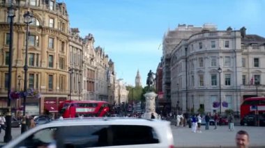 Londra, BİRLİK KINGDOM - 11 Eylül 2023: Trafalgar Meydanı 'ndan şehrin sokak manzarası. Yürüyen insanlar, arabalar, klasik binalar, Karol I heykeli, uzaktan Elizabeth Kulesi