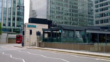 LONDRA, BİRLİK KINGDOM - 12 Eylül 2023: Kanarya Rıhtımı bölgesindeki gökdelenlerin manzarası