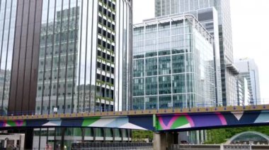 LONDON, UNITED KINGDOM - 12 Eylül 2023: Canary Wharf bölgesinin sokak manzarası, köprülü su kanalları, modern binalar ve gökdelenler