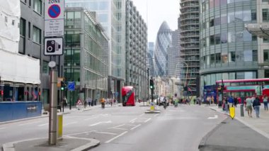 LONDON, UNITED KINGDOM - 12 Eylül 2023: Yürüyen insanlar, hareket halindeki arabalar, modern binalar ve gökdelenler ile şehir merkezinin sokak manzarası