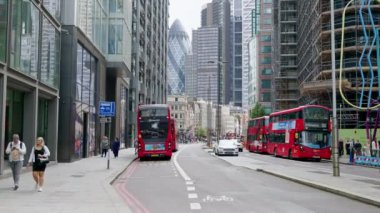 LONDON, UNITED KINGDOM - 12 Eylül 2023: Yürüyen insanlar, hareket halindeki arabalar, modern binalar ve gökdelenler ile şehir merkezinin sokak manzarası