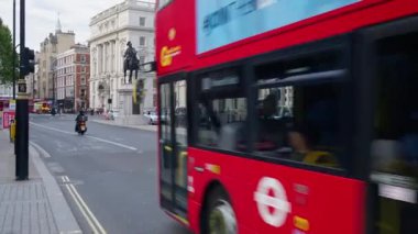 LONDRA, BİRLİK KINGDOM - 11 Ağustos 2023: Whitehall Caddesi 'nde birden fazla yürüyen insan, klasik binalar ve hareket halindeki arabalar var.