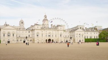 LONDRA, BİRLİK KINGDOM - 11 Ağustos 2023: Birden fazla yürüyen insan ve arka planda Londra gözü olan at muhafızları geçidi.