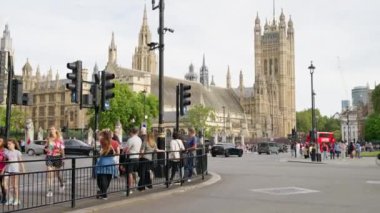 Londra, BİRLİK KINGDOM - 11 Ağustos 2023: Yürüyen insanlar ve hareket eden arabalarla şehir merkezinin sokak manzarası, Westminster Sarayı