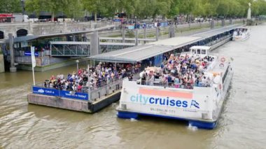 LONDON, BİRLİK KINGDOM - 11 Ağustos 2023: İnsanlı bir tekne Westminster Sarayı yakınlarındaki iskeleye demirlendi