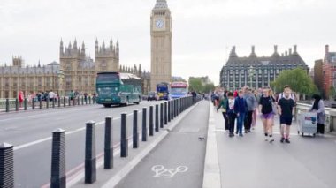 Londra, BİRLİK KINGDOM - 11 Ağustos 2023 Westminster Sarayı ve Elizabeth Kulesi Westminster Köprüsü 'nden birden fazla yürüyen insan ve hareket halindeki arabalarla görüntülendi