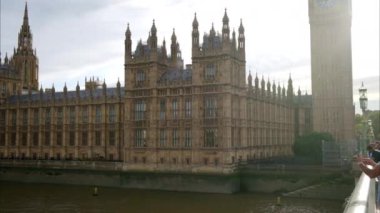 Londra, BİRLİK KINGDOM - 11 Ağustos 2023, Westminster Sarayı manzarası. İnsanlarla Westminster Köprüsü 'nden görüntü