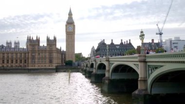 Londra, UNITED KINGDOM - 11 Ağustos 2023: Westminster Sarayı, Köprü ve şehir merkezindeki Elizabeth Kulesi manzarası. Thames Nehri