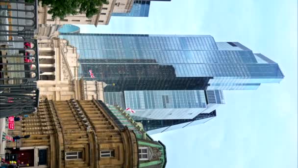 ロンドン ユニテッド キングダム セプター14 2023 ロイヤル エクスチェンジ クラシック バックグラウンド上の高層ビルとの銀行ジャンクションの垂直な眺め — ストック動画