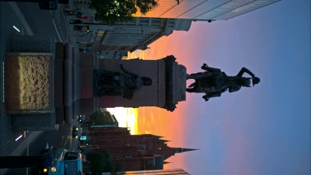 联合王国 2023年9月14日 阿尔伯特王子在日落时的马术雕像 现代建筑和移动的汽车 夕阳西下的天空为背景 — 图库视频影像