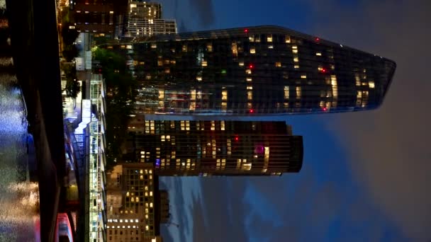 Вертикальный Центр Лондона Ночью Великобритания Небоскрёбы Другие Здания Река Темза — стоковое видео