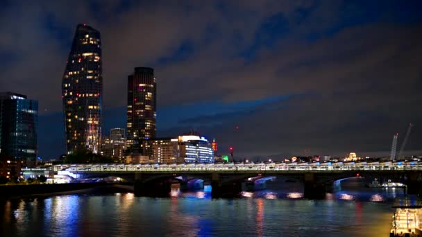 Cityscape London Night United Kingdom Небоскрёбы Другие Здания Река Теймс — стоковое видео