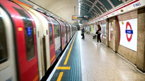 2023년 14일 기차와 사람들을 정지하는 지하철역의 — 비디오